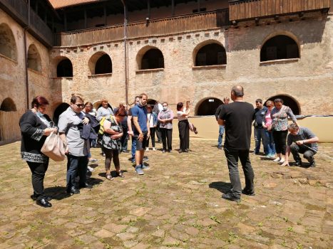 Obilazak tvrđave Stari grada. Na fotografiji skupina ljudi, kustos Gradskog Muzeja Sisak u prostoru atrija tvrđave Stari grad Sisak