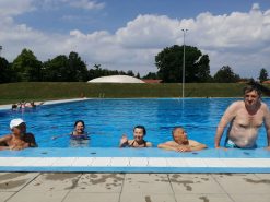 Na fotografiji pet osoba u bazenu