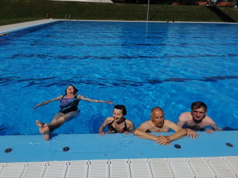 Izlet na bazen Na fotografiji četiri osobe na bazenu modro plave boje