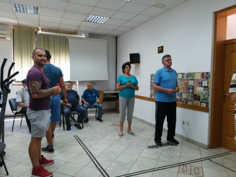 Sport i rekreacija, na fotografiji šest osoba sa pikado strelicama u rukama.