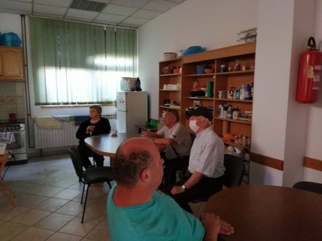 Dokumentarni film: Zvuci prirode, na fotografiji 3 muške osobe i jedna žena sjede i prate film