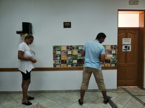 Na fotografiji žena i muškarac igraju pikado.