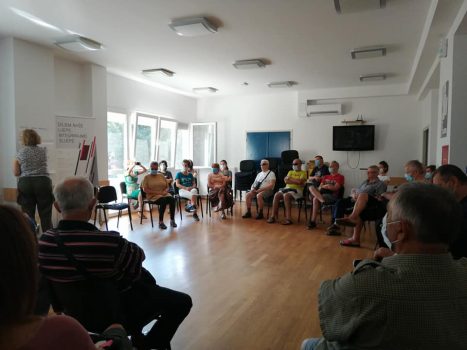 Na fotografiji mnoštvo osoba sjedi. Edukacijska radionica.