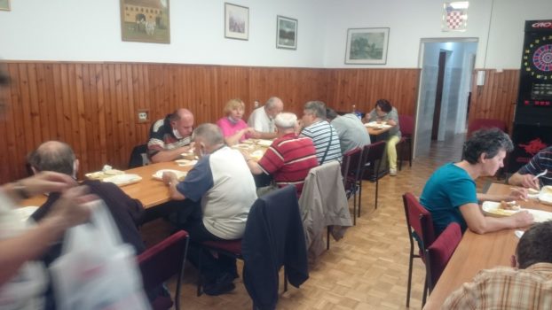 Na fotografiji desetak slijepih osoba na druženju.