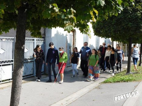 Na fotografiji slijepe osobe u šetnji s volonterima Udruge Iks