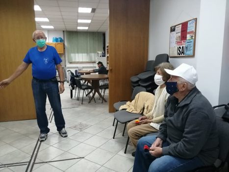 Na fotografiji tri slijepe osobe u prostoru Udruge.