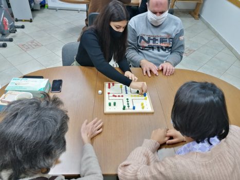 Na fotografiji tri ženske i jedna muška osoba igraju čovječe ne ljuti se.