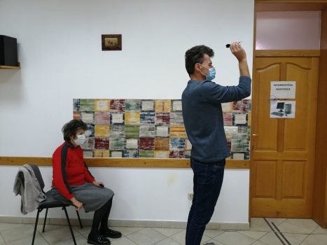 Na fotografiji se nalaze muška i ženska osoba koje igraju pikado.