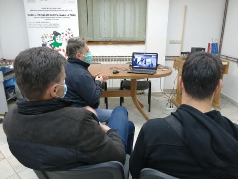 Na fotografiji se nalaze tri muške osobe koje sudjeluju u online sastanku.