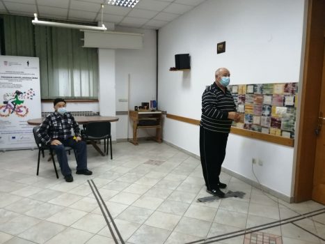 Na fotografiji se nalazi muška osoba koja igra govorni pikado.
