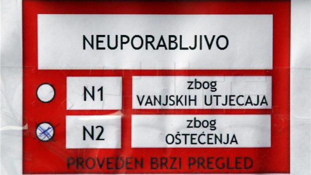 Na fotografiji se nalazi crvena naljepnica o neuporabljivosti objekta.