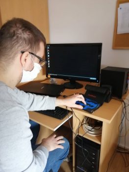 Na fotografiji muška osoba radi nešto na uređaju Actilino.