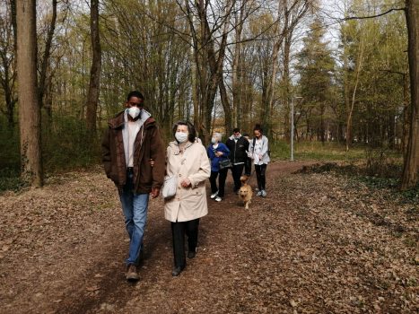 Na fotografiji skupina ljudi šeta kroz šumicu u Sisak-Capragu.
