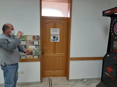 Na fotografiji se nalazi muška osoba koja igra govorni pikado.