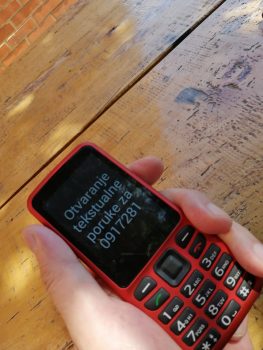 Na fotografiji se nalazi mobilni telefon sa govornom jedinicom za slijepe.