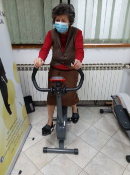 Na fotografiji se nalazi ženska osoba koja vozi sobni bicikl.