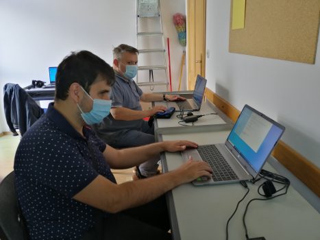 Na fotografiji se nalaze dvije muške osobe na informatičkoj radionici.
