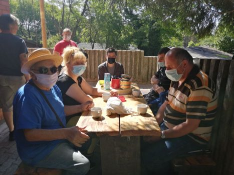 Na fotografiji se vidi skupina ljudi na psihosocijalnoj radionici.