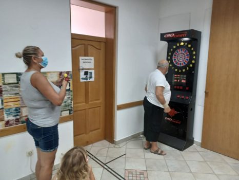Na fotografiji se nalazi jedna ženska osoba i jedna muška osoba koji igraju govorni pikado.