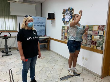 Na fotografiji se nalaze dvije ženske osobe koje igraju govorni pikado.