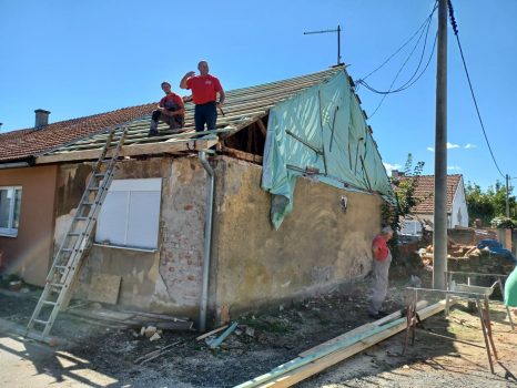 Na fotografiji se nalazi kuća na kojoj se popravlja krovište koje je bilo pogođeno potresom