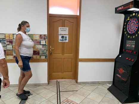 Na fotografiji ženska osoba igra pikado.
