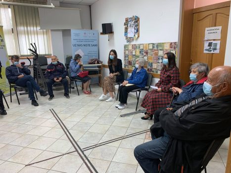 Na fotografiji se nalazi skupina ljudi na radionici psihosocijalne podrške.