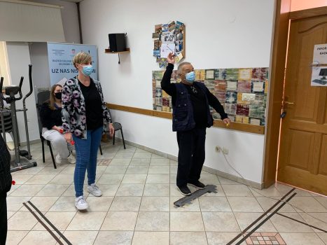Na fotografiji se nalaze muška i ženska osoba koje igraju pikado.