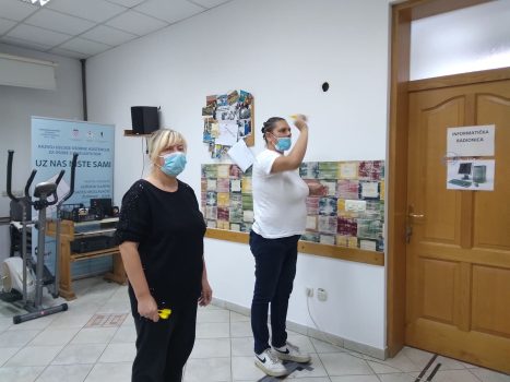 Na fotografiji dvije ženske osobe igraju pikado