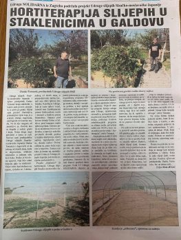 Na fotografiji se nalazi novinski članak o hortiterapiji slijepih u staklenicima u Galdovu.