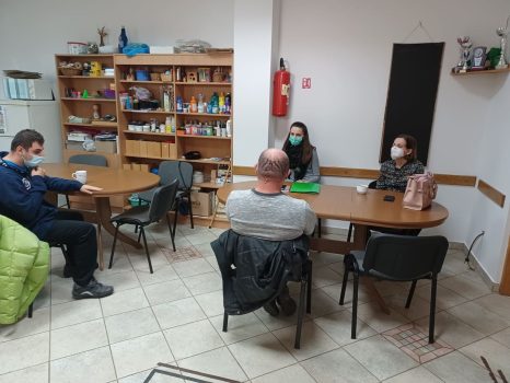 Na fotografiji dvije ženske i dvije muške osobe sjede oko stola i razgovaraju.