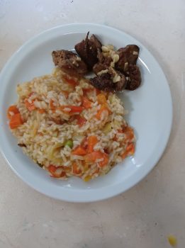 tanjur s ukusnim obrokom