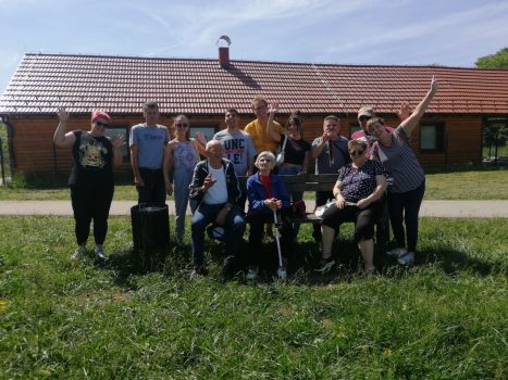 skupina od 12 ljudi skupa poziraju.